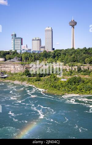 Paysage vertical avec rivière Niagara et bâtiments en arrière-plan, Canada, Buffalo, New York, États-Unis Banque D'Images