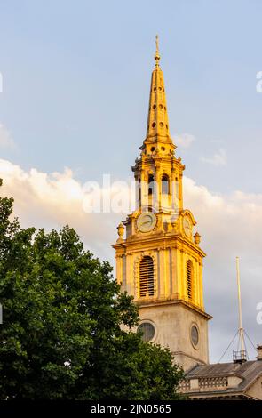 Extérieur de l'église de S Martins dans les champs à l'angle de Trafalgar Square dans l'extrémité ouest de Londres, City of Westminster WC2 à la lumière de l'heure d'or Banque D'Images