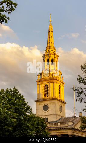 Extérieur de l'église de S Martins dans les champs à l'angle de Trafalgar Square dans l'extrémité ouest de Londres, City of Westminster WC2 à la lumière de l'heure d'or Banque D'Images