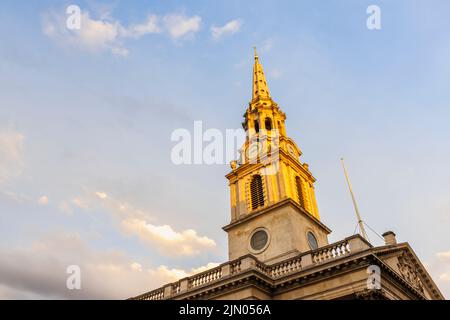 Extérieur de l'église de S Martins dans les champs à l'angle de Trafalgar Square dans l'extrémité ouest de Londres, City of Westminster WC2 à la lumière de l'heure d'or Banque D'Images