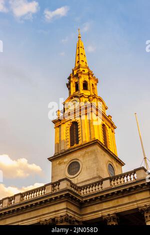 Extérieur de l'église de S Martins dans les champs à l'angle de Trafalgar Square dans l'extrémité ouest de Londres, City of Westminster WC2 à la lumière de l'heure d'or Banque D'Images