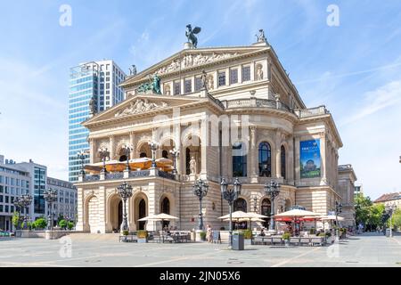 Francfort, Allemagne - 2 août 2022: L'Alte Oper sur Opernplatz à Francfort-sur-le-main est une maison de concerts et d'événements. Il a été construit de 1873 à 1880 AS Banque D'Images