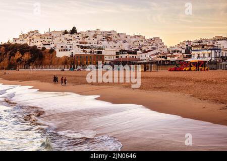 Vue sur la vieille ville d'Albufeira depuis la plage après le coucher du soleil, Portugal Banque D'Images