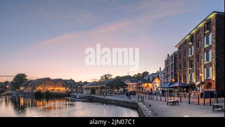 Le quartier historique de Quayside d'Exeter est l'un des quartiers les plus attrayants de la ville. Un mélange d'histoire fascinante, d'architecture intéressante et de pubs animés et Banque D'Images