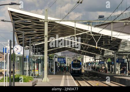 Tilburg, pays-Bas, 15 juillet 2022 : la construction monumentale en acier hyppar du toit au-dessus des plates-formes de la gare Banque D'Images
