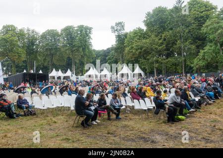 Spectateurs regardant un concert sous la pluie au Django Reinhardt Festival à Fontainebleau, France. Banque D'Images