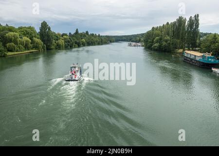 Bateau Cemex sur la Seine près de Samois sur seine, France. Banque D'Images