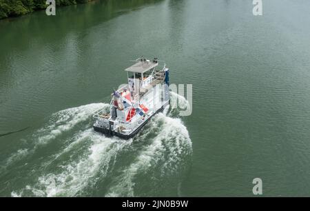 Bateau Cemex sur la Seine près de Samois sur seine, France. Banque D'Images