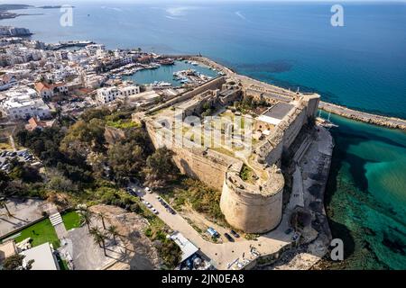 Festung und Hafen von Kyrenia oder Girne aus der Luft, Türkische Republik Nordzypern, Europa | vue aérienne du château et du port de Kyrenia, Kyrenia or Banque D'Images