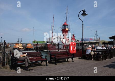 Détente sur la jetée de Ha'penny Harwich Essex Royaume-Uni Banque D'Images