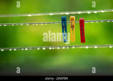 les lignes de vêtements d'un vêtement tournent avec beaucoup de gouttes de pluie à la corde devant un fond sombre, après la pluie. Méthode rétro de faire le linge Banque D'Images