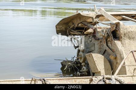 L'épave d'un vieux bateau de pêche. L'épave d'un vieux bateau de pêche submergé dans l'eau du Danube. Banque D'Images