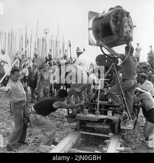 RICHARD BURTON sur le terrain Candid avec Movie Crew pendant le tournage d'ALEXANDER LE GRAND 1956 réalisateur / écrivain Robert ROSSEN USA - Espagne co-production C.B. Films S.A. / Rossen films / United Artists Banque D'Images