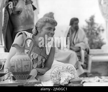 RICHARD BURTON sur le terrain Candid pendant le tournage d'ALEXANDER LE GRAND réalisateur / écrivain Robert ROSSEN USA - Espagne co-production C.B.. 1956 Films S.A. / Rossen films / United Artists Banque D'Images