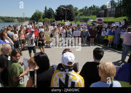 Dnipro, Ukraine. 07th août 2022. DNIPRO, UKRAINE - 07 AOÛT 2022 - des gens tiennent des pancartes pendant l'action en faveur des prisonniers de guerre Azovstal au quai du Festival pour attirer l'attention mondiale sur l'attaque terroriste russe à Olenivka, Dnipro, dans l'est de l'Ukraine. Cette photo ne peut pas être distribuée en fédération de russie. Credit: UKRINFORM/Alamy Live News Banque D'Images