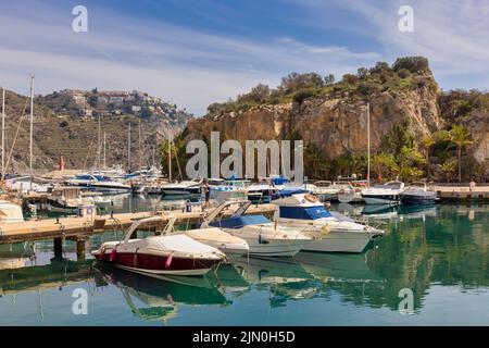 Puerto Deportivo Marina del Este, la Herradura, (près d'Almuñecar) province de Grenade, Andalousie, sud de l'Espagne. Le rocher est connu sous le nom de Peñon de las Cabal Banque D'Images