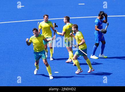 Les Blake Govers d'Australie (à gauche) célèbrent le premier but de leur équipe lors du match de la médaille d'or du hockey masculin contre l'Inde au Centre de hockey et de squash de l'Université de Birmingham le 11 e jour des Jeux du Commonwealth de 2022 à Birmingham. Date de la photo: Lundi 8 août 2022. Banque D'Images