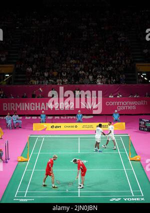 Sean Vendy et Ben Lane (en premier plan), en Angleterre, réagissent contre Satwik Sairaj Rankireddy et Chirag Chandrasekhar Shetty en Inde lors du match de la médaille d'or des doubles hommes au NEC le 11 e jour des Jeux du Commonwealth de 2022 à Birmingham. Date de la photo: Lundi 8 août 2022. Banque D'Images