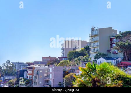 Immeubles d'appartements contre le ciel clair à San Francisco, Californie. Quartier en pente avec bâtiments résidentiels de plusieurs étages avec balcons Banque D'Images