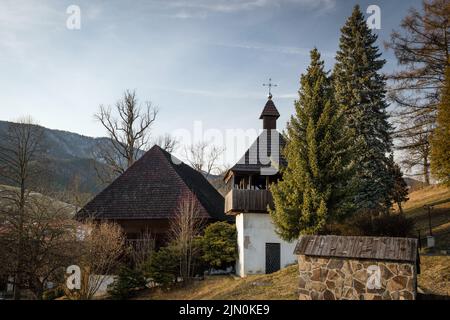 Église articulaire en bois de Saint-Michel datant du 17th siècle à Istebne, Slovaquie. Partie du patrimoine culturel national de la république slovaque Banque D'Images