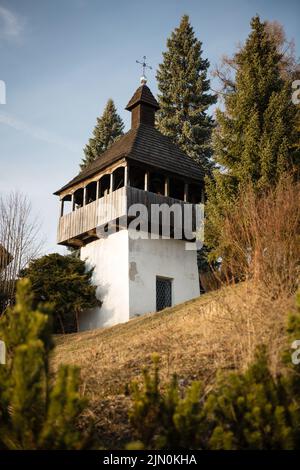 Église articulaire en bois de Saint-Michel datant du 17th siècle à Istebne, Slovaquie. Partie du patrimoine culturel national de la république slovaque Banque D'Images