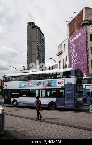 Un bus et un passage piéton devant la bibliothèque centrale de Sheffield et la Tour St Paul sur la porte d'Arundel avec notre poème de Sheffield sur le côté du bâtiment Banque D'Images