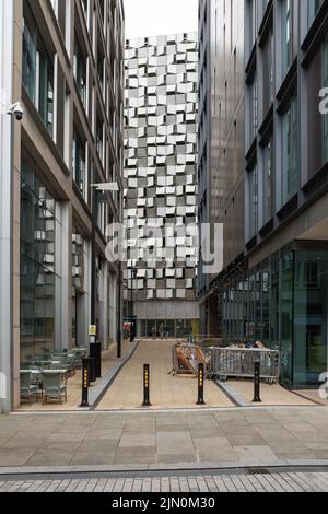 Parking Q-Park sur plusieurs étages à Sheffield, placé entre d'autres bâtiments de grande hauteur Banque D'Images