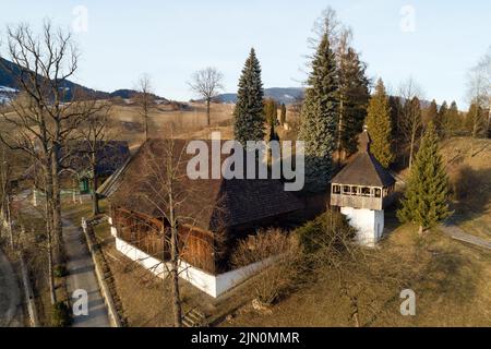 Vue aérienne de l'église articulaire en bois de Saint-Michel du 17th siècle à Istebne, Slovaquie. Partie du patrimoine culturel national du républicain slovaque Banque D'Images