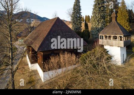 Vue aérienne de l'église articulaire en bois de Saint-Michel du 17th siècle à Istebne, Slovaquie. Partie du patrimoine culturel national du républicain slovaque Banque D'Images