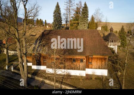 Vue aérienne de l'église articulaire en bois de Saint-Michel du 17th siècle à Istebne, Slovaquie. Partie du patrimoine culturel national du républicain slovaque Banque D'Images