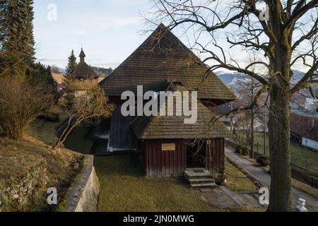 Vue aérienne de l'église articulaire en bois de Saint-Michel du 17th siècle à Istebne, Slovaquie. Partie du patrimoine culturel national du républicain slovaque Banque D'Images