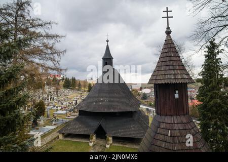 Vue aérienne de l'église articulaire en bois de tous les Saints du milieu du 15th siècle, Tvrdofin, Slovaquie. Patrimoine mondial de l'UNESCO Banque D'Images