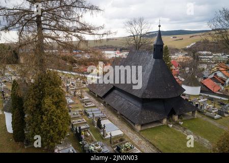 Vue aérienne de l'église articulaire en bois de tous les Saints du milieu du 15th siècle, Tvrdofin, Slovaquie. Patrimoine mondial de l'UNESCO Banque D'Images