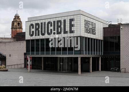 Entrée au théâtre Crucible du centre-ville de Sheffield, Royaume-Uni, qui accueille les championnats du monde de snooker avec la tour Victoria Hall en arrière-plan. Banque D'Images