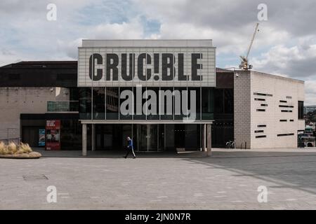 Un homme passe devant l'entrée principale du Crucible Theatre dans le centre-ville de Sheffield, au Royaume-Uni, où se sont dérouleront les championnats du monde de snooker Banque D'Images