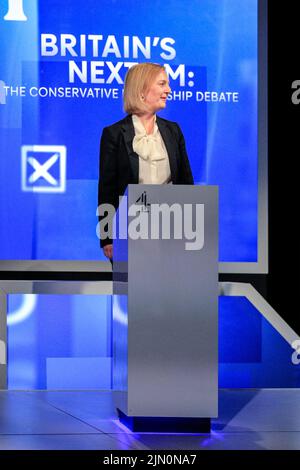 Liz Truss, député, candidat à devenir le prochain Premier ministre britannique, ministre des Affaires étrangères, lors du débat sur la direction de Channel 4 Banque D'Images