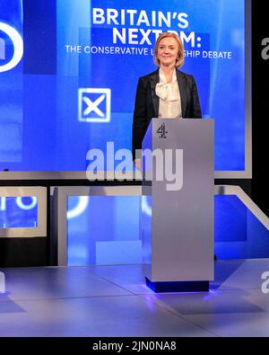 Liz Truss, député, candidat à devenir le prochain Premier ministre britannique, ministre des Affaires étrangères, lors du débat sur la direction de Channel 4 Banque D'Images