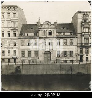 Royal Prussian Measuring Picture, Haus Neukölln am Wasser 2, Berlin (sans date): Vue sur le bâtiment vide depuis le canal. Photo, 19,5 x 19,5 cm (y compris les bords du scan) Königlich Preußische Messbild-Anstalt: Haus Neukölln am Wasser 2, Berlin (ohne DAT.) Banque D'Images