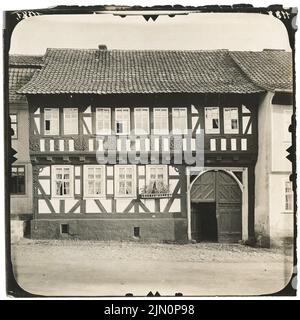 Royal Prussian Measuring Picture, Haus 13 (half-Timbering), Heinrichs (1911): Vue d'une façade à colombages avec un portail rond. Photo, 20,7 x 20,6 cm (avec bords de balayage) Königlich Preußische Messbild-Anstalt: Haus 13 (Fachwerk), Heinrichs (1911) Banque D'Images