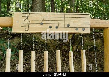 Kleiner Wäller Klangpfad pour les touristes, instrument de musique en bois surdimensionné le long d'un sentier de randonnée à Westerwald, Rhénanie-Palatinat, Allemagne, Europe Banque D'Images