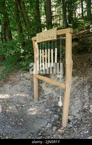 Kleiner Wäller Klangpfad pour les touristes, instrument de musique en bois surdimensionné le long d'un sentier de randonnée à Westerwald, Rhénanie-Palatinat, Allemagne, Europe Banque D'Images