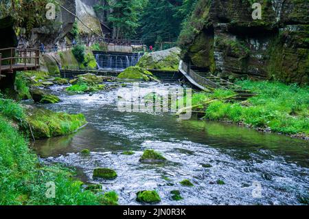 ***2013 PHOTO DU FICHIER*** la gorge d'Edmund (silencieuse) sur le fleuve Kamnitz dans le Parc national de la Suisse de Bohême (Ceske Svycarsko), République Tchèque, août Banque D'Images