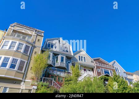 Vue de l'extérieur des maisons depuis le bas de San Francisco, CA. Il y a des maisons de quatre étages avec escalier à l'entrée principale et des balcons contre la Banque D'Images