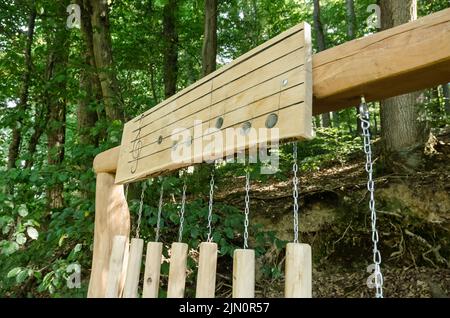 Kleiner Wäller Klangpfad pour les touristes, instrument de musique en bois surdimensionné le long d'un sentier de randonnée à Westerwald, Rhénanie-Palatinat, Allemagne, Europe Banque D'Images