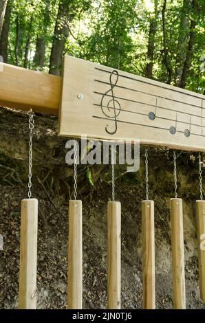 Kleiner Wäller Klangpfad pour les touristes, instrument de musique en bois surdimensionné le long d'un sentier de randonnée à Westerwald, Rhénanie-Palatinat, Allemagne, Europe Banque D'Images