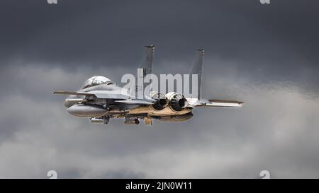 McDonnell Douglas F-15E Strike Eagle vu à RAF Lakenheath sous les nuages orageux, pris le 3rd août 2022. Banque D'Images