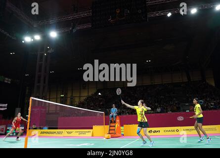 Chloe Birch en Angleterre en action contre Muralitharan Thinaah et Koong le PEarly Tan en Malaisie lors du match de la médaille d'or des femmes doubles au NEC le 11 e jour des Jeux du Commonwealth de 2022 à Birmingham. Date de la photo: Lundi 8 août 2022. Banque D'Images