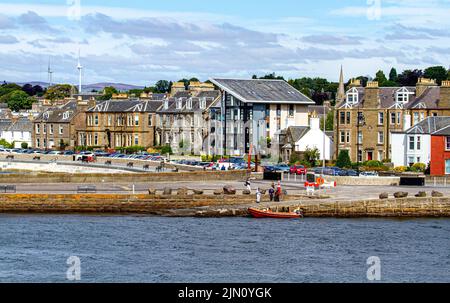 Dundee, Tayside, Écosse, Royaume-Uni. 8th août 2022. Météo au Royaume-Uni : une matinée merveilleuse et ensoleillée avec des températures atteignant 21 °C dans le nord-est de l'Écosse, mais les vents forts ont rendu difficile pour la plupart des gens de prendre le soleil à Broughty Ferry. Bien que quelques amateurs de plage se soient amusés sur la plage, les touristes qui visitent la promenade récemment construite dans le cadre du projet de développement du front de mer de Dundee n'ont pas été déçus. Crédit : Dundee Photographics/Alamy Live News Banque D'Images