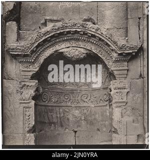 Photographe inconnu, figure niche à Baalbek (sans dat.): Vue de la moitié supérieure. Photo, 19,8 x 19,9 cm (y compris les bords de numérisation) Unbek. Fotograf : Figurennische in Baalbek (ohne DAT.) Banque D'Images