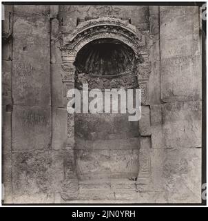 Photographe inconnu, figure niche à Baalbek (sans dat.): Vue. Photo, 19,8 x 19,9 cm (y compris les bords de numérisation) Unbek. Fotograf : Figurennische in Baalbek (ohne DAT.) Banque D'Images